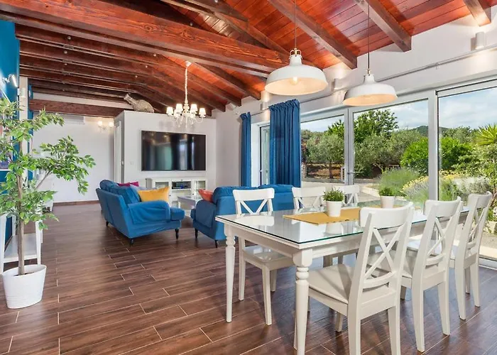 S Jacuzzijem I Bazenom Mavrinac * נזרין