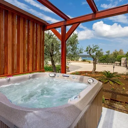 Villa S Jacuzzijem I Bazenom Mavrinac *