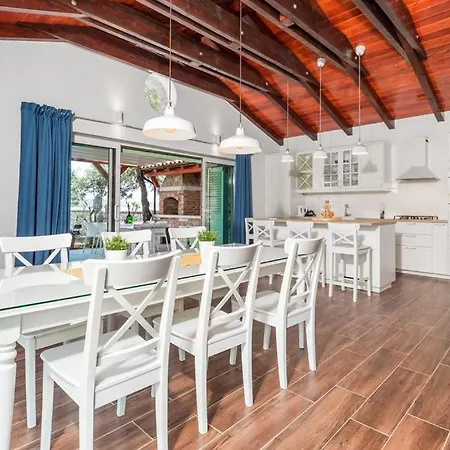 Villa S Jacuzzijem I Bazenom Mavrinac