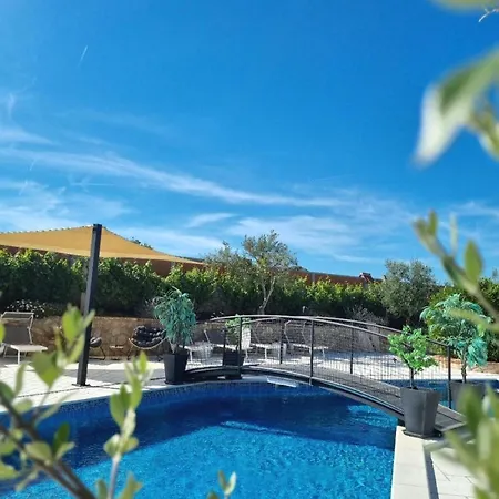 S Jacuzzijem I Bazenom Mavrinac * Nerezine