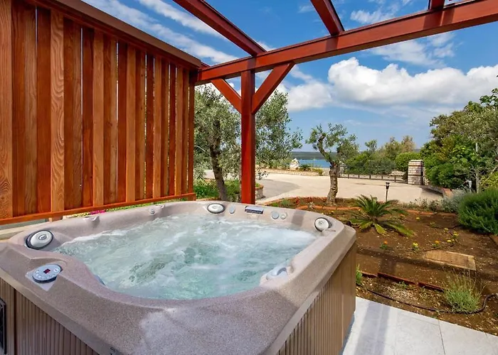 Villa S Jacuzzijem I Bazenom Mavrinac *